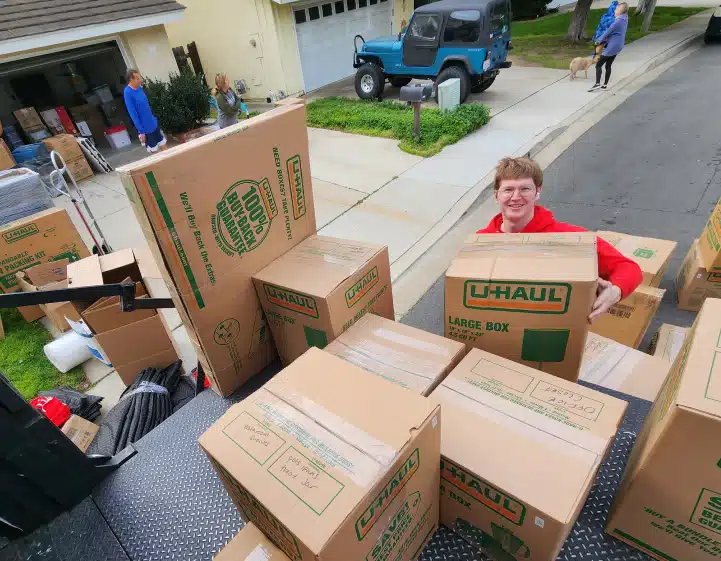 residential glandale One of residential movers Glendale has, putting boxes into a truck