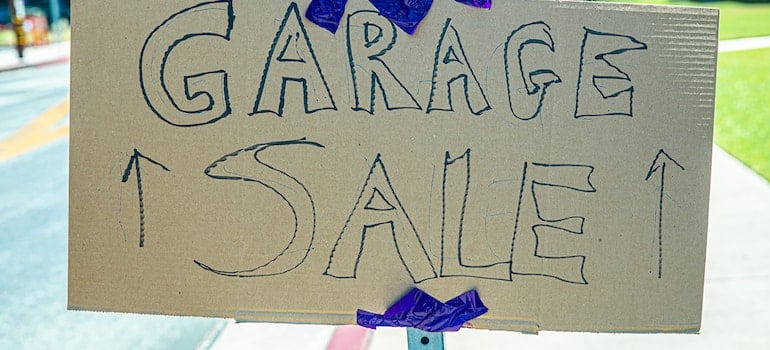 sign that says "garage sale"