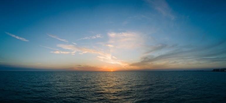 Picture of the Sun setting behind the horizon 